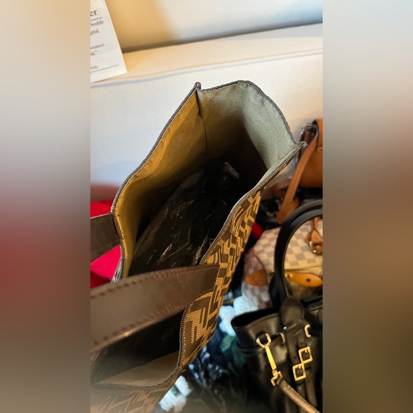 Authentic Fendi tote sac de plat bag like new - Picture 5 of 12